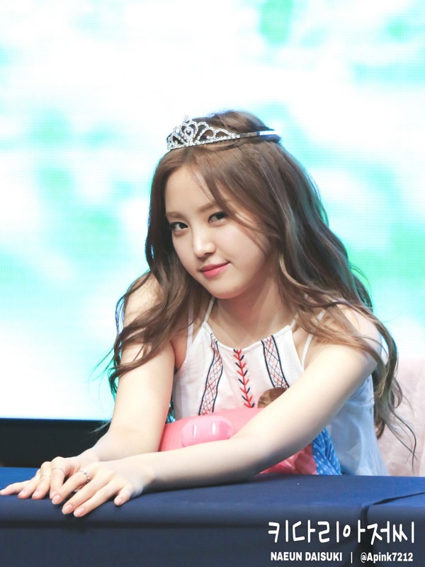 Naeun vốn xinh đẹp lại càng đáng yêu và ngọt ngào hơn khi đội thêm chiếc vương miện.
