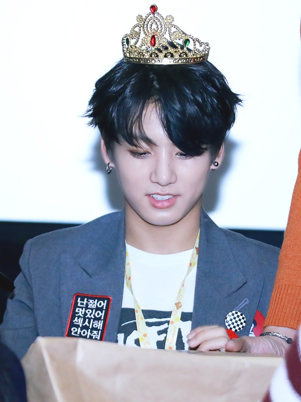 Chiếc vương miện là phụ kiện rất quen thuộc trong fansign của thành viên nhóm BTS.