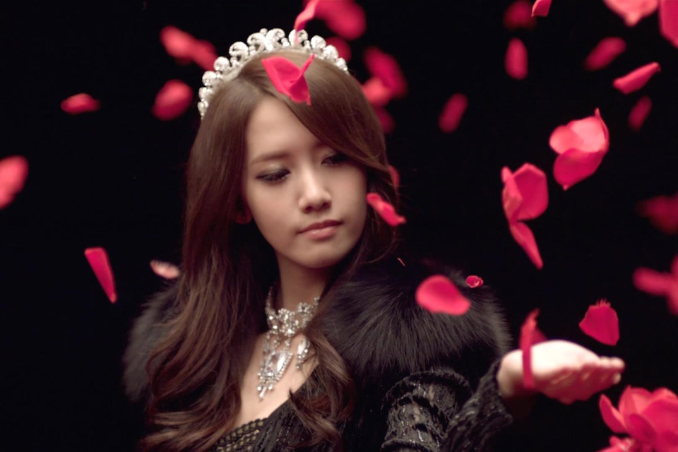 Với ca khúc này, SNSD đã hóa thành những cô gái xinh đẹp, lạnh lùng và sang trọng mang phong cách hoàng gia. Đặc biệt, các thành viên còn thu hút sự chú ý khi liên tục xuất hiện cùng những chiếc vương miện đính đá xinh xắn.