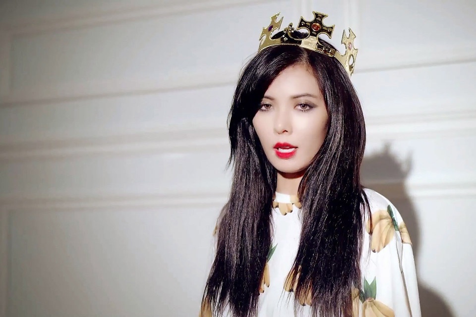 . HyunA dường như rất yêu thích những chiếc vương miện nổi bật khi cô sử dụng nó trong không chỉ MV mà cả...