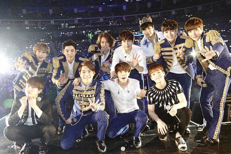 . Sungmin một mình một kiểu so với các thành viên Super Junior khi có thêm chiếc vương miện.