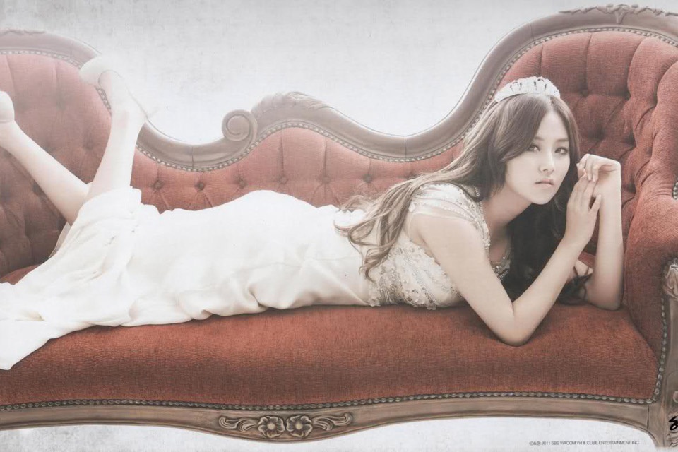 Gayoon (4Minute) kiêu sa như nàng công chúa với vương miện và chiếc váy trắng.