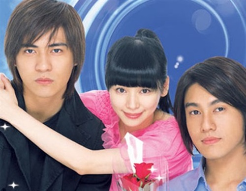 Lần đầu tiên lên sóng vào năm 2002, Cơn lốc tình yêu đã tạo nên cơn sốt không chỉ ở xứ Đài mà còn ở nhiều quốc gia Châu Á. Châu Du Dân, Chu Hiếu Thiên, Hứa Vỹ Luân, Từ Nhược Tuyên đều trở thành những ngôi sao hàng đầu của dòng phim thần tượng Đài Loan. Thế nhưng, sau gần 13 năm, bộ tứ Cơn lốc tình yêu ngày nào giờ đã âm dương cách biệt, kẻ nơi thiên đường, người dưới trần thế.