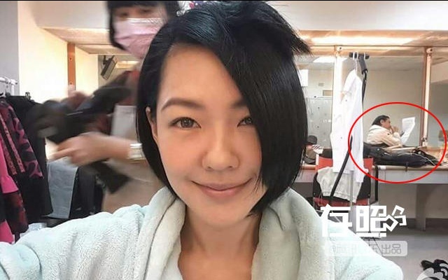 Tiểu S khi chia sẻ ảnh tự sướng trên trang cá nhân lại vô tình lộ ảnh đồng nghiệp Thái Khang Vĩnh đang có hành động cá nhân. Sự việc khiến MC nam đỏ mặt xẩu hổ khi trên mạng nhiều người chê cười.