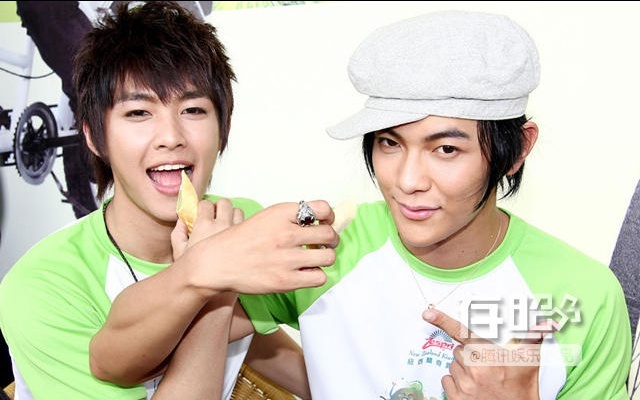 Viêm Á Luân (trái) và Uông Đông Thành thuộc cùng nhóm Phi Luân Hải, là đồng đội thân thiết. Sau khi nhóm nhạc không còn hoạt động, hai anh chàng đều vướng tin đồn thẩm mỹ. Tất nhiên, khi bị hỏi chuyện này, ai cũng phủ nhận. Duy có một lần, Uông Đông Thành hồn nhiên tiết lộ Viêm Á Luân từng thẩm mỹ. “Đúng vậy đấy” - anh đáp không do dự. Khi phát hiện hớ hênh, anh vội chỉnh nội dung: “Anh ấy đẹp trai lâu rồi”. Kể từ đó, Viêm Á Luân luôn bị tiếng là mỹ nam dao kéo.