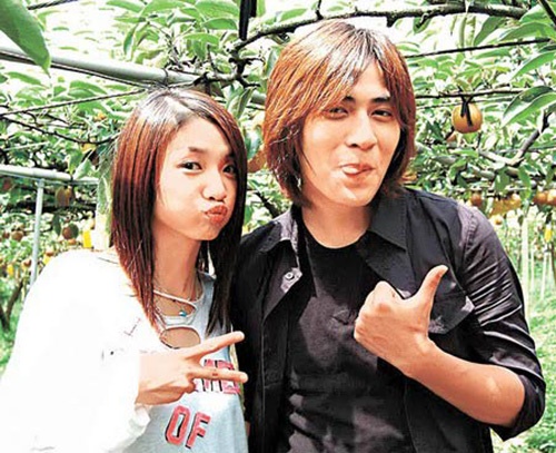 Tình yêu giữa Hứa Vỹ Luân và Châu Du Dân cũng nảy nở khi cả hai đóng chung phim Cơn lốc tình yêu. Trong thời gian hẹn hò, nữ diễn viên luôn nhận được sự trân trọng và những lời khen tốt đẹp từ bạn trai kém cô 3 tuổi. Sau này, cặp đôi quyết định chia tay nhưng vẫn giữ quan hệ bạn bè tốt đẹp.