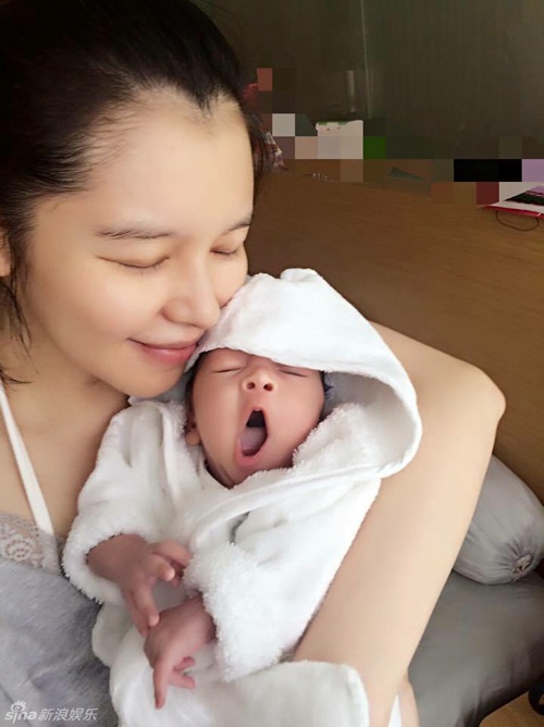 Sau khi cưới, Từ Nhược Tuyên tạm rút khỏi làng giải trí và chuyển về quê chồng sinh sống. Tháng 8/2015, nữ diễn viên sinh hạ con trai đầu lòng trong niềm hạnh phúc ngập tràn.