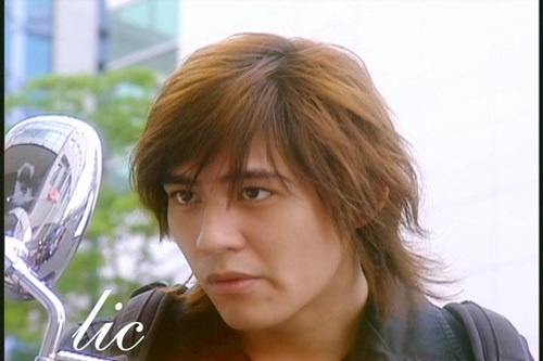 Ở thời điểm đó, nhiều người ngạc nhiên, thậm chí hoài nghi khi bà bầu Sài Trí Bình quyết định giao vai nam chính nặng ký của Cơn lốc tình yêu về cho Châu Du Dân. Vì so với ba thành viên còn lại của nhóm F4, mỹ nam sinh năm 1981 vẫn chưa đạt độ chín để truyền tải hết thần thái và tâm lý nhân vật.