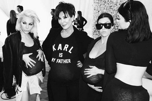 Kim khoe ảnh các khách mời đeo bụng bầu giả tại sinh nhật hôm 21/10.