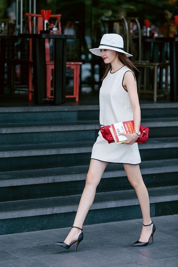 Một trong những trang phục vừa mang đến vẻ đẹp dịu dàng lại khoe chân dài được mỹ nhân Việt yêu thích là dáng váy  có chiều dài ngắn trên đầu gối.