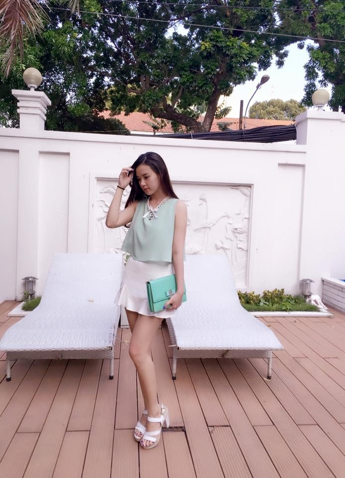 Bạn có thể linh hoạt kết hợp chân váy ngắn  với áo sơ mi, áo hai dây, áo sát nách tùy theo từng hòa cảnh.