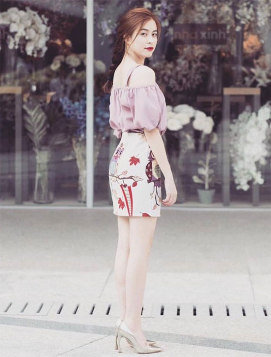 Cô gái có vòng 3 khiêm tốn cũng có thể lựa chọn dáng chân váy xòe  ngắn như Minh Hằng, Tú Anh để khắc phục nhược điểm.