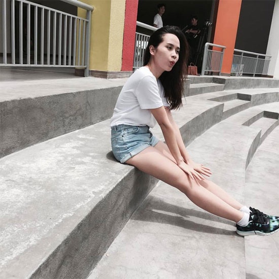 Bên cạnh đó, quần short năng động, trẻ trung cũng là style thường được  mỹ nhân Việt ưu ái lựa chọn khi xuống phố để khoe chân dài.