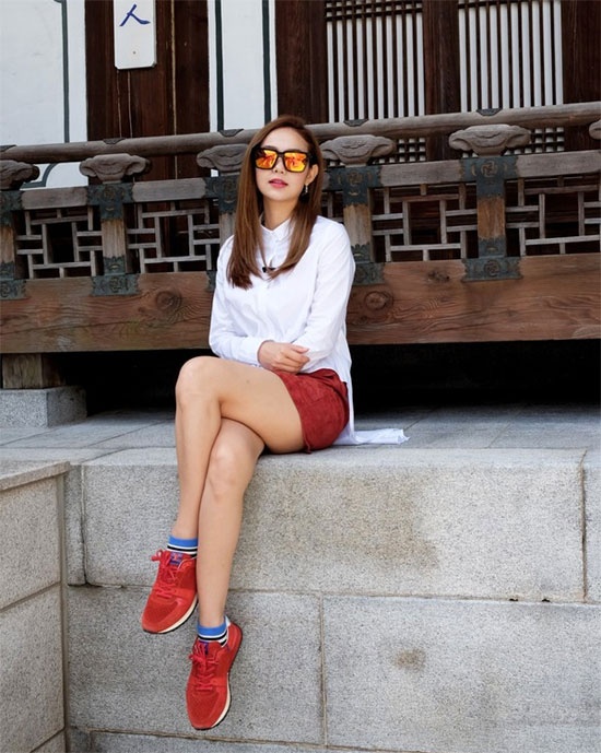 Đôi giày thể thao thoải mái cũng được xem là phụ kiện lý tưởng  kết đôi cùng quần short năng động.