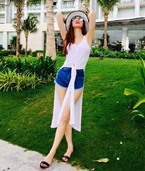 Sở hữu chiều cao tương đối, bạn có thể diện quần short với áo dáng dài buộc vạt cách điệu như Tóc Tiên, Hồ Ngọc Hà.