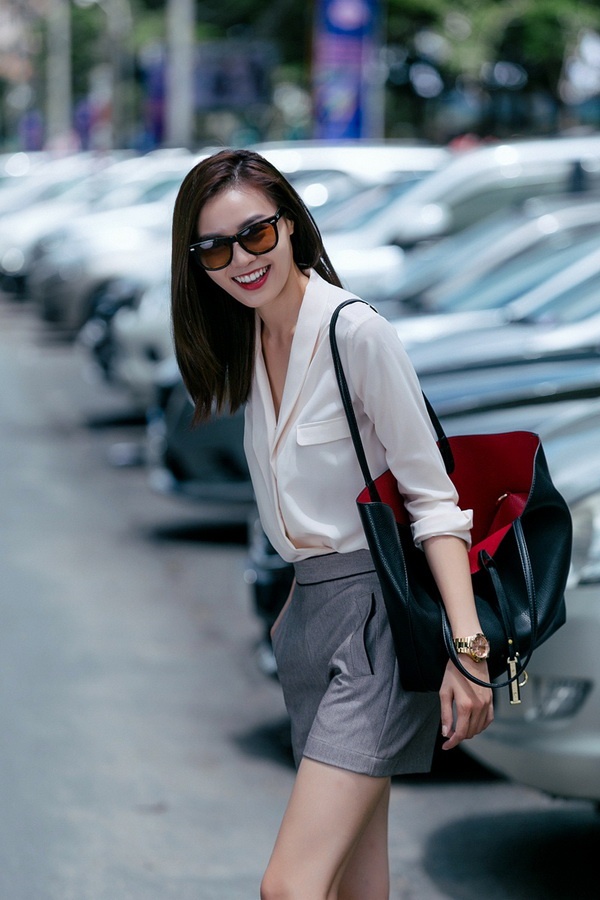 Với tín đồ thời trang hiện đại, quần short không chỉ là trang phục dạo phố,  mix quần short với áo sơ mi như Lưu Hương Giang, Lan Ngọc bạn  hoàn toàn có được diện mạo thanh lịch để tới công sở.