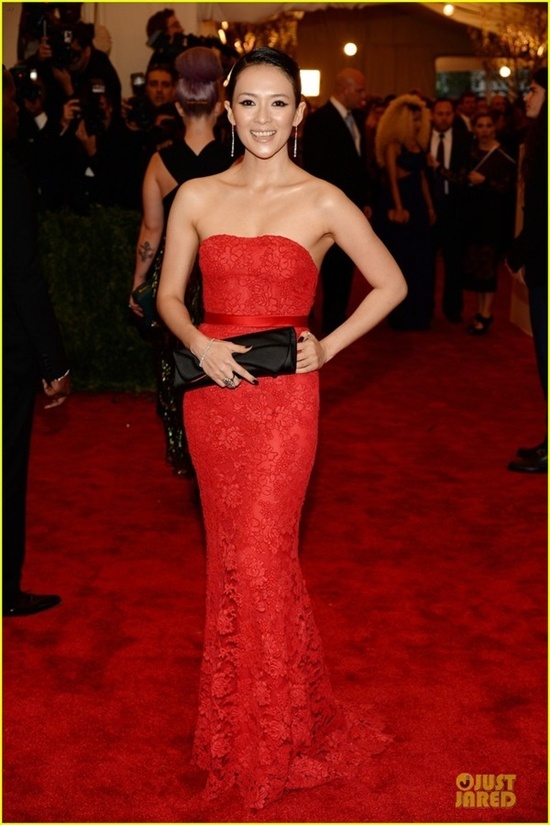 Chương Tử Di nổi bật trên thảm đỏ với chiếc đầm ren đỏ thướt tha của Jason Wu tại Met Gala 2013.