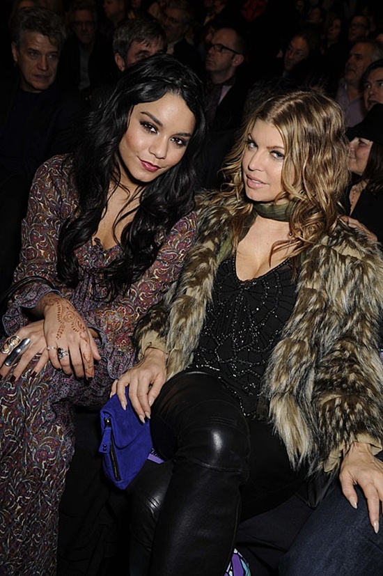 Hai ngôi sao Fergie và Vanessa Hudgens đến dự buổi trình diễn giới thiệu bộ sưu tập mới của Anna Sui trong chính những thiết kế của bà.