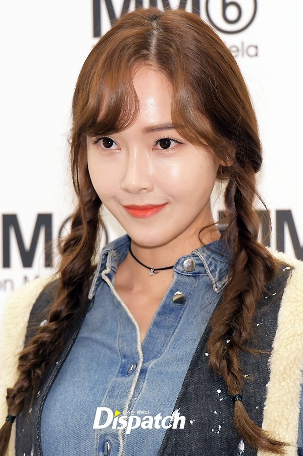 Jessica để tóc mái trái tim đang là xu hướng gần đây, cô tết thêm tóc bím 2 bên khoe vẻ dễ thương cuốn hút. Nữ ca sĩ trang điểm tươi tắn với màu son cam, làn da được đánh phấn nền mịn màng.