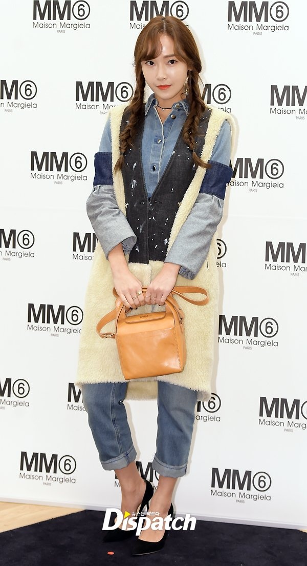 Trang phục của Jessica lấy chất liệu jeans bụi bặm làm chủ đạo, kết hợp với nét sang chảnh từ chi tiết phối lông và giày cao gót mũi nhọn. Cựu thành viên SNSD dường như đã lấy lại được phong độ sau khi bị chê xuống sắc kể từ khi rời khỏi công ty chủ quản SM. 