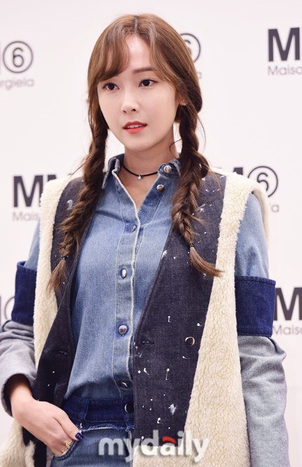 Sau khi rời SNSD từ tháng 9/2014, Jessica chưa tung ra sản phẩm âm nhạc riêng, cô chủ yếu hoạt động ở hải ngoại. Mùa hè vừa qua, kiều nữ xứ Hàn tham gia một chương trình truyền hình ở Trung Quốc. 