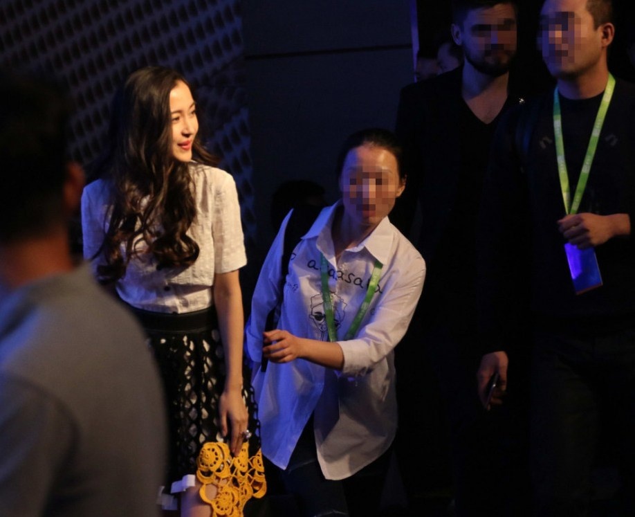 Vùng cằm nhọn bất thường của Angelababy.