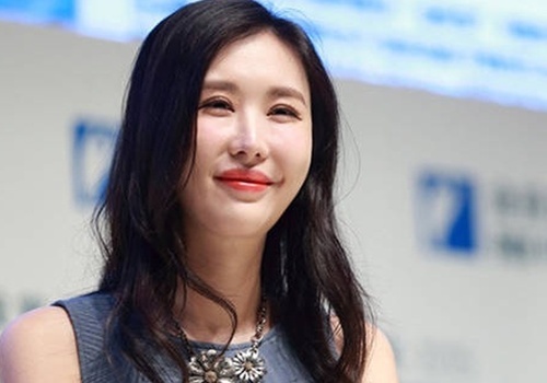 Sao nu Hoa ngu chuyen giat chong lo mat sung phu hinh anh