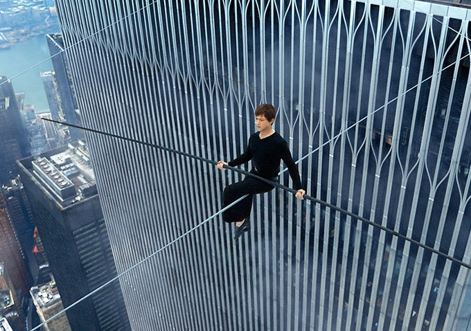 Nghệ sĩ đi trên dây Philippe Petit do nam diễn viên Joseph Gordon-Levitt thủ vai.