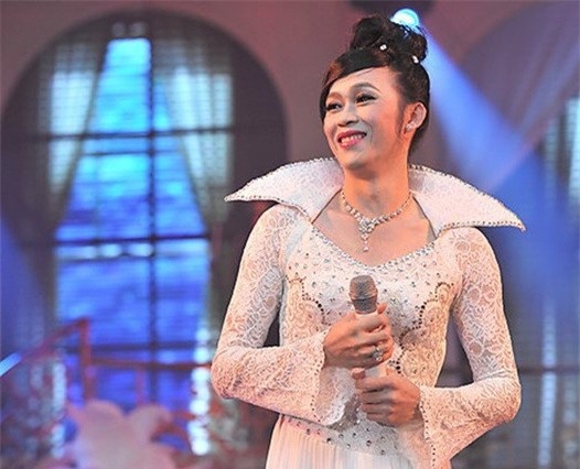 Trong tất cả các nghệ sĩ đã từng có vai diễn giả gái thì Hoài Linh là nhân vật nhập vai xuất sắc và thành công nhất. Nhiều năm theo nghiệp diễn viên, Hoài Linh đã có vô số vai diễn để đời khi hóa thân vào các nữ nhân vật. Nhờ vào lợi thế vóc dáng thanh mảnh, khả năng diễn xuất tự nhiên có chiều sâu khiến cho mỗi nhân vật mà anh thể hiện đều rất sống động và hài hước, đem lại niềm hứng thú cho khán giả. Anh từng giả gái trên nhiều sân khấu trong và ngoài nước. 