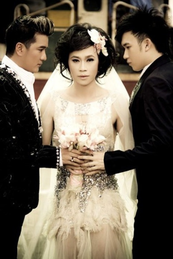 Trên màn ảnh rộng, bộ phim Hello cô Ba Hoài Linh từng giả gái thành nhiều hình tượng khác nhau.  Bẵng đi một thời gian, Hoài Linh tuyên bố sẽ không giả gái nữa vì sợ khán giả nhàm chán. Lần tái xuất bất đắc dĩ nhất gần đây nhất của anh đó là khi tham gia liveshow của một nghệ sĩ lão làng trong showbiz Việt. Đó được xem như ngoại lệ hiếm hoi của danh hài này.