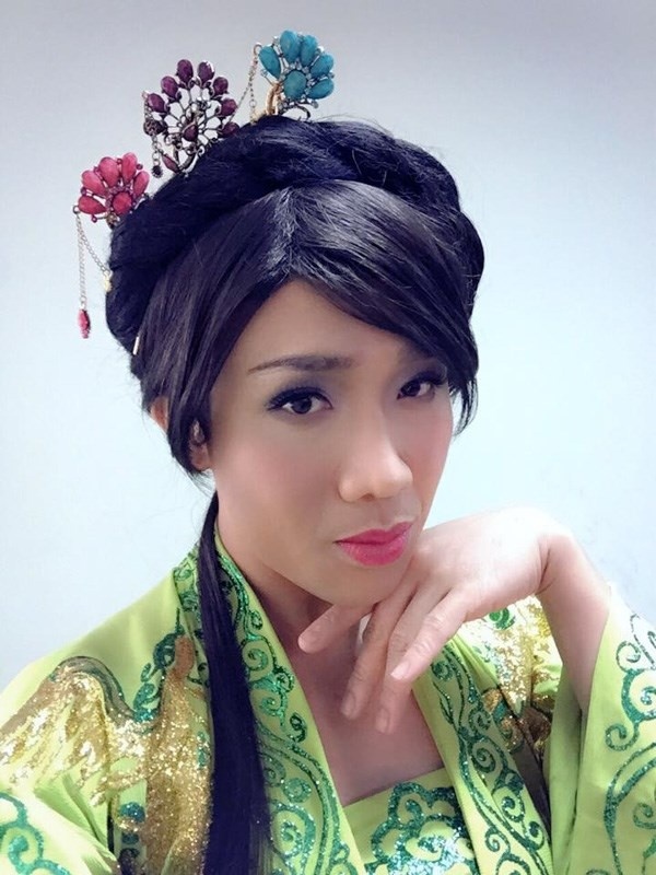 Chuyện giả gái dường như khá phổ biến với các danh hài. Có thể điểm mặt các ngôi sao: Thành Lộc, Trấn Thành, Xuân Bắc, Tự Long, Chí Tài, Trường Giang... đều hơn một lần thử “hô biến” mình thành con người hoàn toàn khác. Dĩ nhiên, mỗi người trong số họ đều nhận được những khen chê nhất định