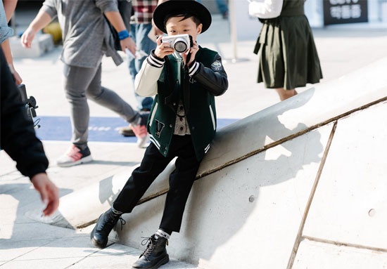 Bất cứ Tuần lễ thời trang nào diễn ra đều thu hút sự chú ý bởi những bộ sưu tập danh tiếng.Tuy nhiên, bên lề đó, bạn cũng được thỏa sức chiêm ngưỡng street style của các tín đồ thời trang.