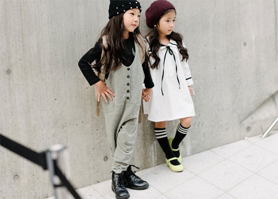 Hai cô bé đáng yêu và điệu đà giống như hot girl xứ sở Kim Chi.