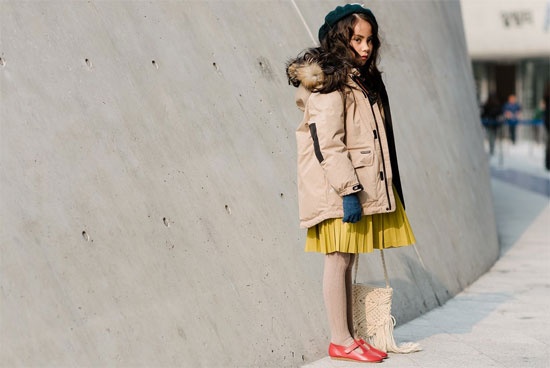 Nhóc tỳ đáng yêu với thời trang như tiểu thư trong set đồ váy xòe, áo khoác lông.