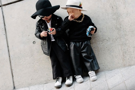 Hai cậu nhóc cá tính với gam đen, phụ kiện hiện đại.