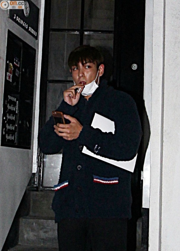 Anh thản nhiên hút thuốc khi rời nhà hàng trước khi phát hiện phóng viên ảnh.