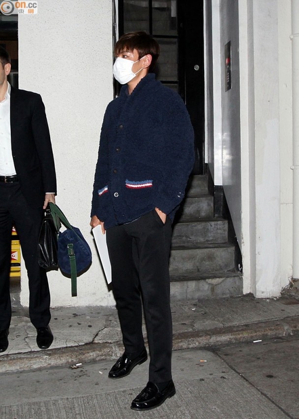 TOP vội vàng đeo khẩu trang rời nhà hàng, về khách sạn nghỉ ngơi.