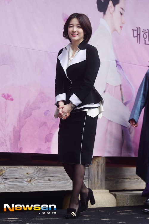 Lee Young Ae rạng rỡ trong lễ trao giải nhờ những đóng góp tích cực với dòng phim lịch sử.