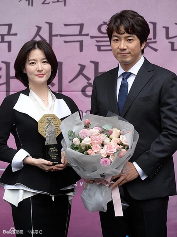Nam tài tử Joo Mong - Song Il Gook vinh dự trao giải thưởng cho đồng nghiệp. Người đẹp cho biết, sắp tới cô có vai diễn mới đánh dấu sự trở lại màn ảnh nhỏ sau 11 năm. Bộ phim mới của cô - Saimdang, the Herstory cũng là phim lịch sử, kể câu chuyện về một giảng viên đại học tình cờ phát hiện ra cuốn nhật ký của nữ họa sĩ Shin Saimdang. Vai giảng viên đại học do người đẹp Lee đảm nhận, Song Seung Hun đóng vai nam chính.