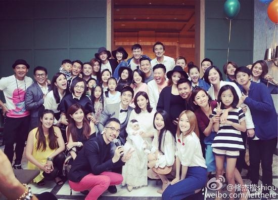 Gia đình Giả Tịnh Văn chụp ảnh cùng bạn bè.