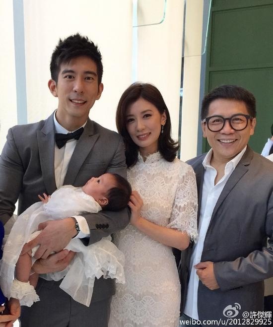 Tối 25/10, Giả Tịnh Văn tổ chức tiệc mừng con gái tại khách sạn Marriott, Đài Bắc. Đây là lần đầu tiên cô xuất hiện kể từ khi sinh nở. Trong ảnh, Giả Tịnh Văn hạnh phúc bên người chồng thứ hai - Tu Kiệt Khải và hai con. Cặp đôi đăng ký kết hôn vào đầu tháng 8 nhưng chưa có ý định tổ chức cưới.