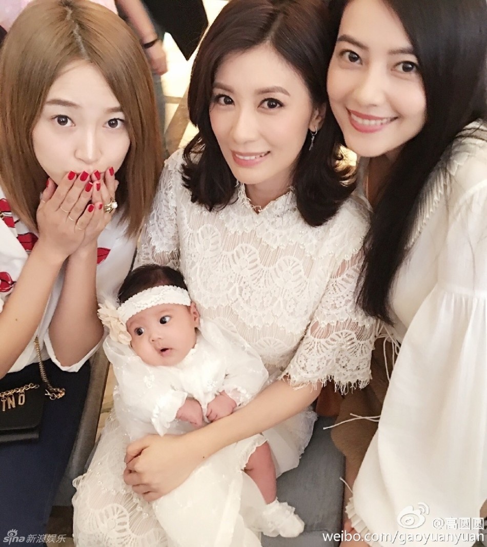 Cao Viên Viên cũng có mặt trong ngày vui của bạn thân. Truyền thông gọi đây là sự tái hợp của Chu Chỉ Nhược và Triệu Mẫn bản phim năm xưa.