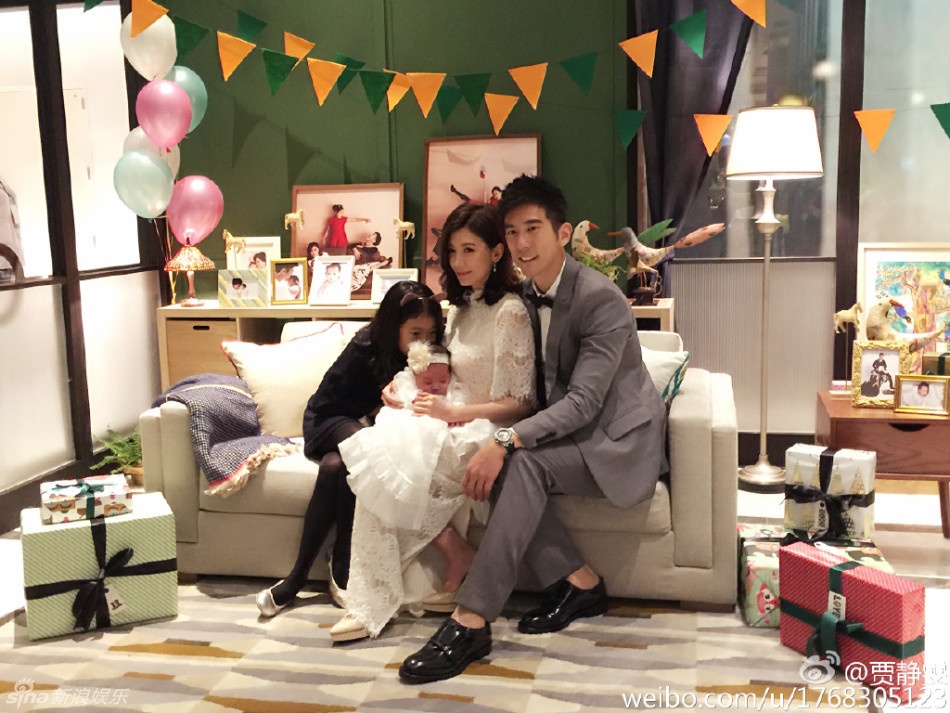 Nụ cười hạnh phúc của người đẹp Ỷ thiên đồn long ký. Nữ diễn viên từng qua một lần đò không giấu được niềm vui sau nhiều biến cố: 