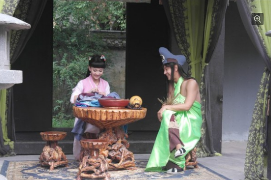 Trần Hạo Dân (trang phục xanh) hiện chủ yếu đóng phim hài.