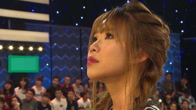 Khởi My bật khóc khi lắng nghe tâm sự của stylist bị u não.