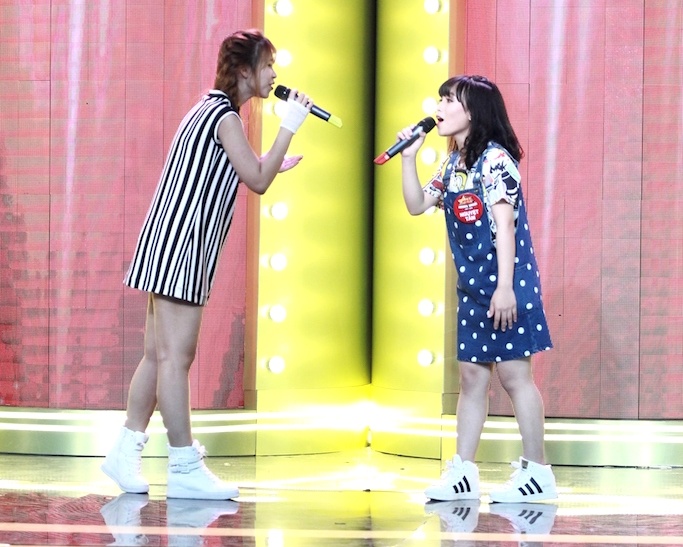Khởi My song ca cùng thí sinh chiến thắng.