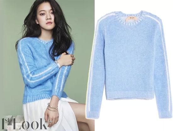 Go Ah Sung trẻ trung với áo len màu xanh nhẹ nhàng của hãng thời trang No. 21 có  giá <abbr class=