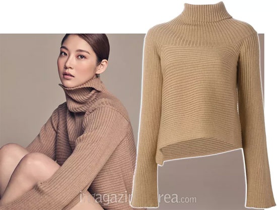 Hyosung (Secret) cá tính với áo len đen cổ lọ, vai đáp cách điệu của hiệu DSquared2.  Áo có giá <abbr class=