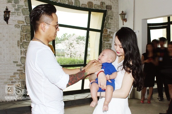 Su hào: cậu trai kháu khỉnh nhà Tuấn Hưng hiện đã được 7 tháng tuổi, bé tên thật là Nguyễn Trần Khánh Anh. Mặc dù mới 7 tháng nhưng trông rất cứng cáp.