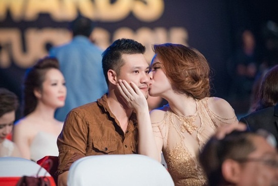 Tại lễ trao giải Ấn tượng VTV 2015, bộ phim “Tuổi thanh xuân” do Khải Anh làm đạo diễn đã thắng lớn tại ba hạng mục giải thưởng: Phim mới, Nam diễn viên và Nữ diễn viên ấn tượng. Để chia sẻ niềm vui với chồng, Đan Lê đã tặng anh một nụ hôn ngọt ngào trước sự ngưỡng mộ của những người xung quanh.